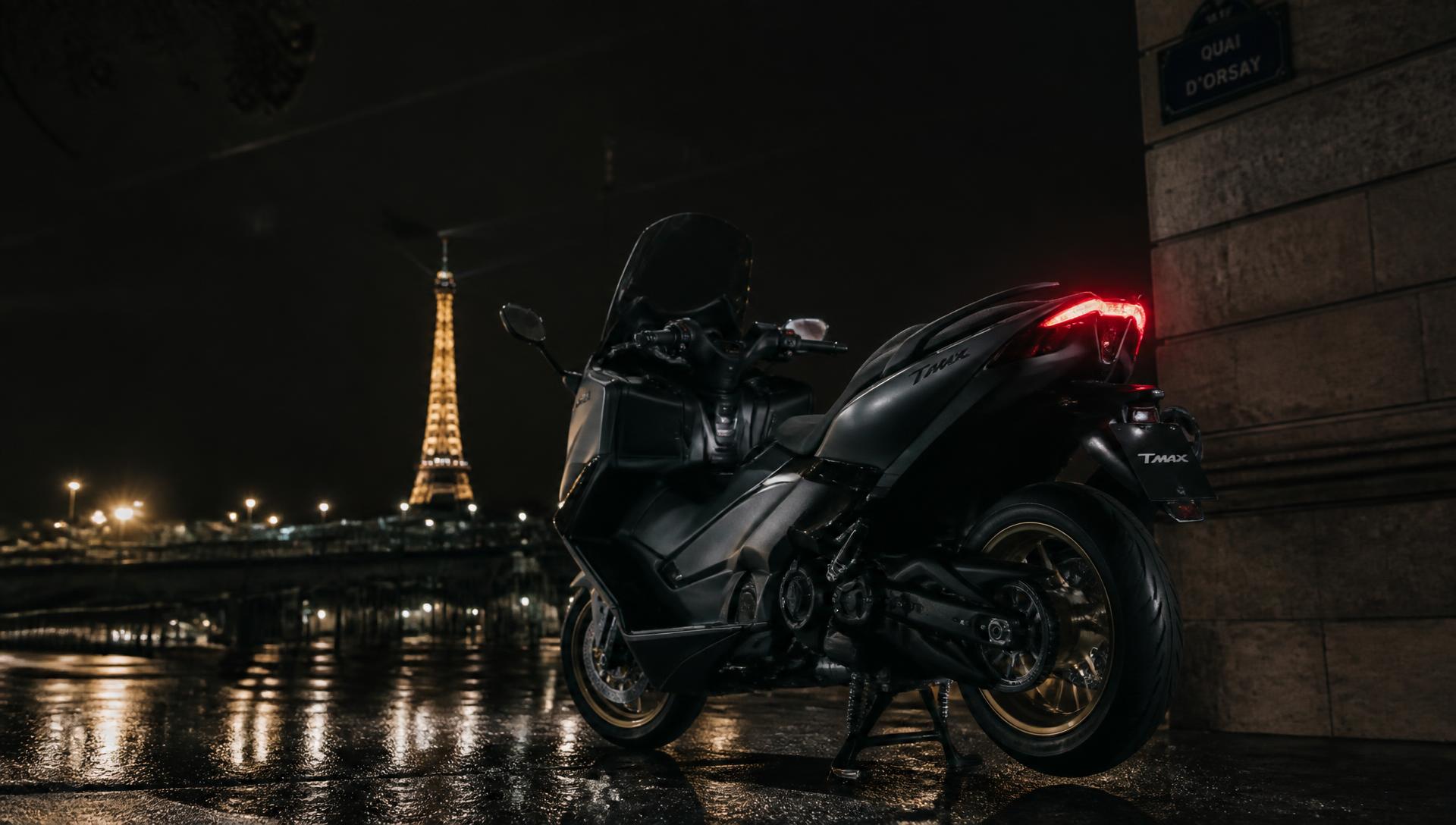 Scooter premium RENTBIKEDRIVE dans une rue de Paris la nuit